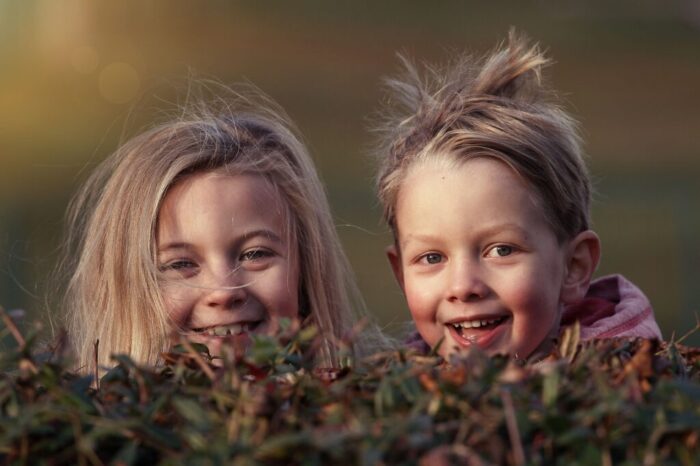 children siblings happy hide play 1879907