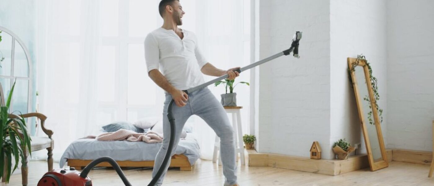 Jak nauczyć dziecko mycia naczyń - małe obowiązki w kuchni