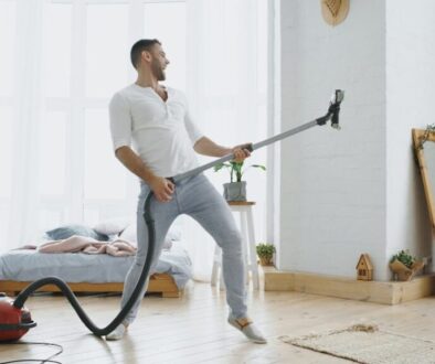 Jak nauczyć dziecko mycia naczyń - małe obowiązki w kuchni