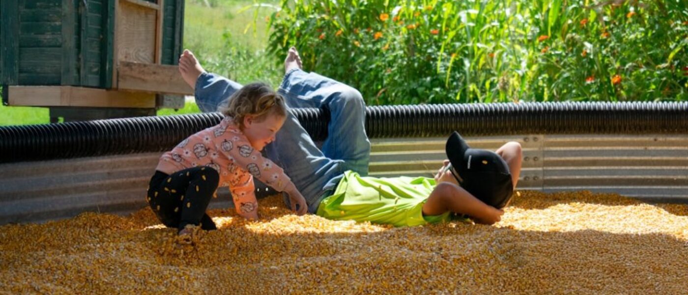 Zabawy sensoryczne w kuchni z dzieckiem - pomysły na rozwój zmysłów